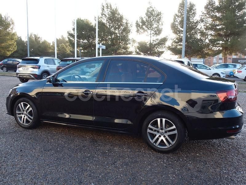 Usado VW Jetta Sportline 110 CV (80 kW) 2016 Negro Berlina