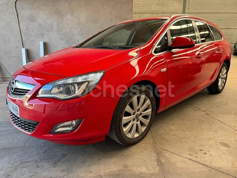 Rojo Usado 2011 Opel Astra Cosmo ST Familiar | 4990 € (Precio justo) - Imagen 1/4