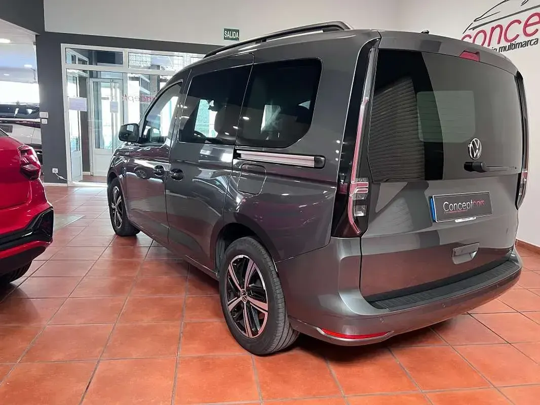 Usado VW Caddy 121 CV (88 kW) 2023 Gris Monovolumen