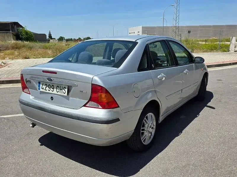 Usado Ford Focus Ghia 100 CV (73 kW) 2003 Gris / plata Berlina