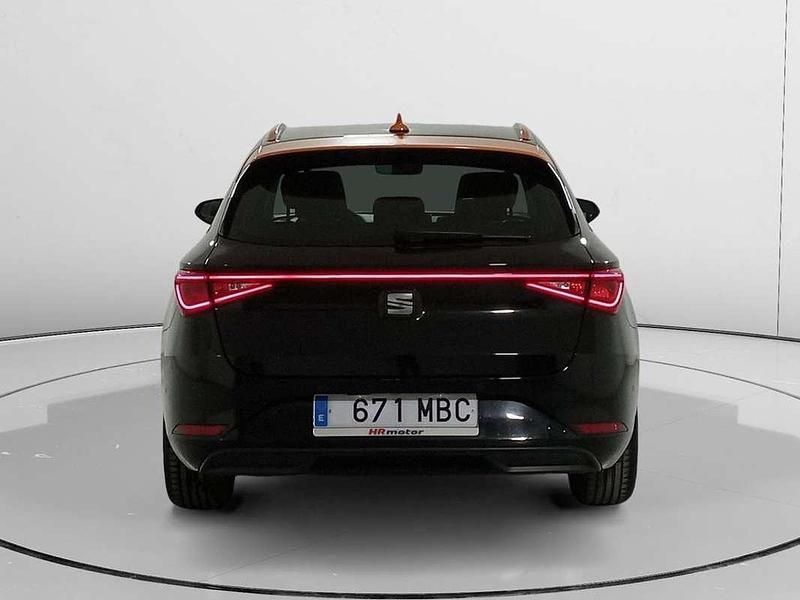 Usado Seat Leon Style 117 CV (86 kW) 2022 Negro Familiar