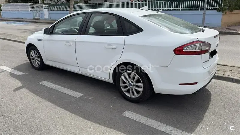 Usado Ford Mondeo Trend 115 CV (84 kW) 2014 Blanco Berlina