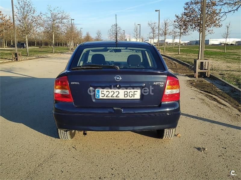Usado Opel Astra Club 75 CV (55 kW) 2001 Azul Berlina