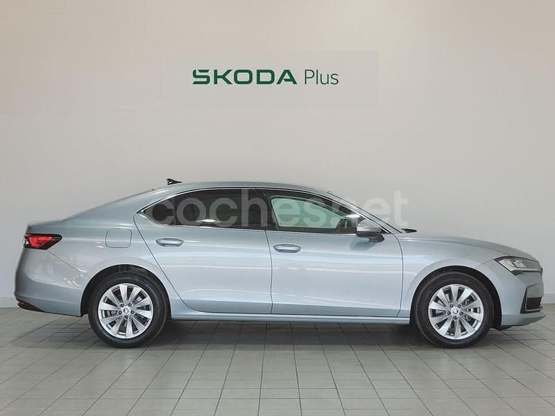 Usado Skoda Superb Selection 150 CV (110 kW) 2024 Gris plata Berlina