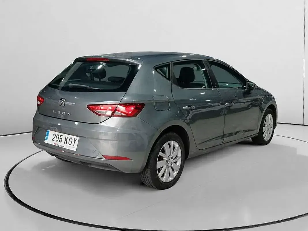 Usado Seat Leon Reference 110 CV (80 kW) 2018 Gris Utilitario