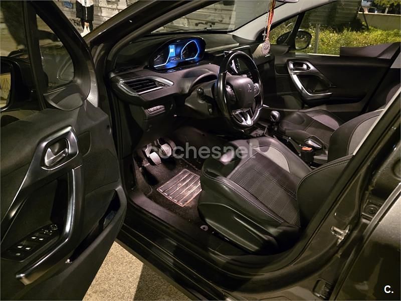 Usado Peugeot 2008 Allure 130 CV (95 kW) 2017 Gris / plata SUV