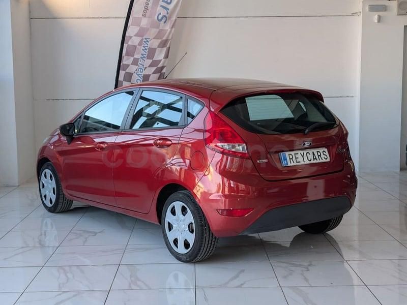 Usado Ford Fiesta Trend 68 CV (50 kW) 2009 Rojo Utilitario