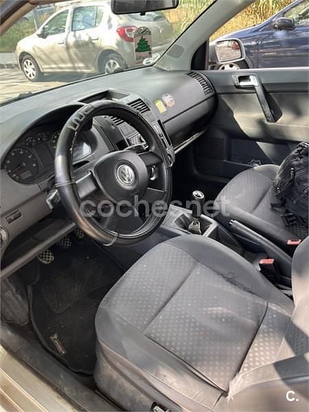 Usado VW Polo Highline 75 CV (55 kW) 2003 Gris / plata Berlina