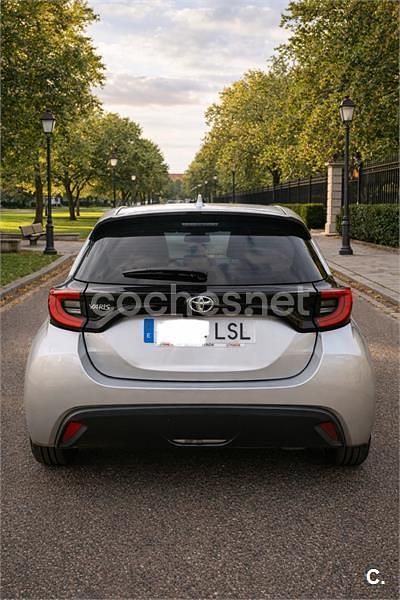 Usado Toyota Yaris 125 CV (91 kW) 2021 Gris / plata Utilitario
