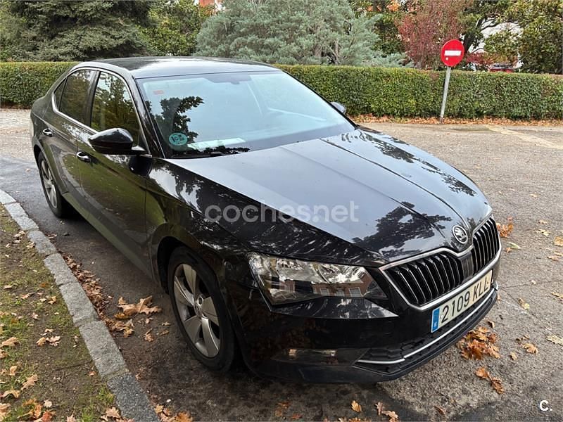 Negro Usado 2018 Skoda Superb Active Berlina | 14.000 € (Buen precio) - Imagen 1/4