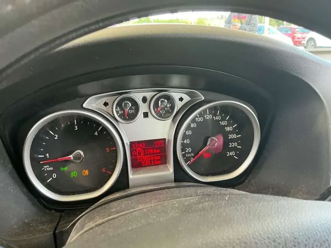 Usado Ford Focus Trend 90 CV (66 kW) 2008 Gris Utilitario