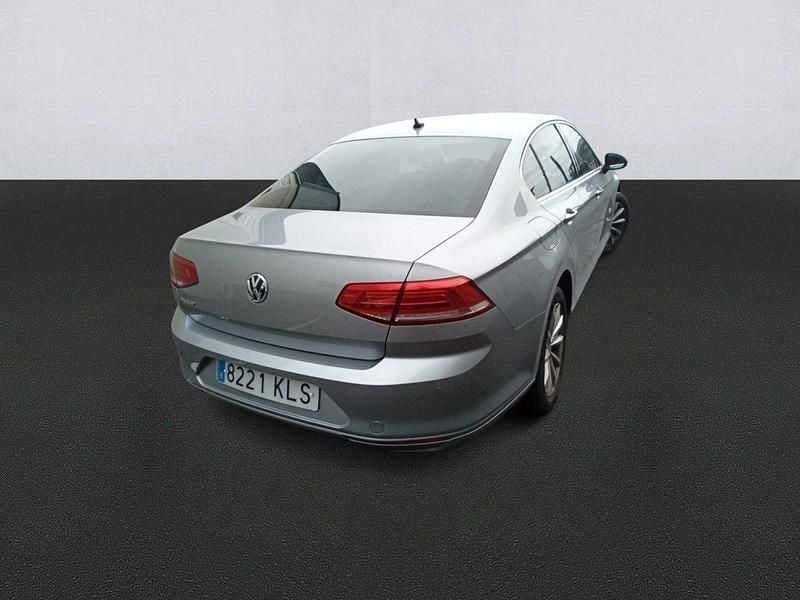 Usado VW Passat Advance 120 CV (88 kW) 2018 Gris Berlina
