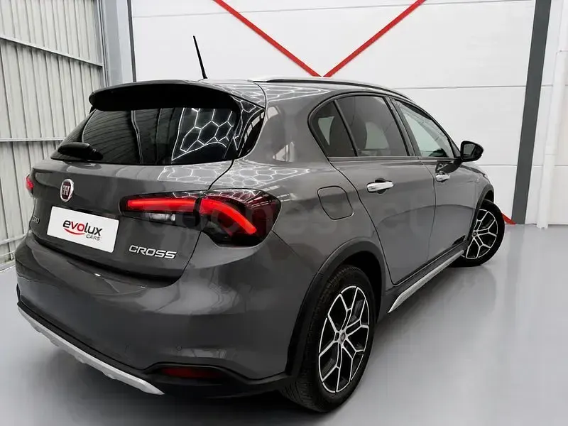 Usado Fiat Tipo Cross 101 CV (74 kW) 2021 Gris / plata Berlina