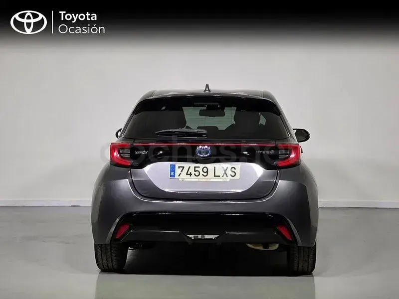 Usado Toyota Yaris Hybrid Style 116 CV (85 kW) 2022 Gris / plata Berlina