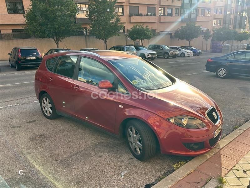 Usado Seat Altea XL Stylance 105 CV (77 kW) 2008 Granate Monovolumen