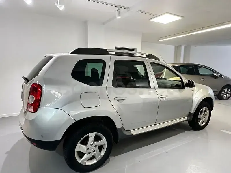 Usado Dacia Duster Lauréate 109 CV (80 kW) 2011 Gris / plata SUV