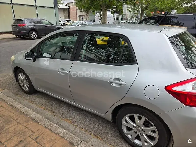 Usado Toyota Auris Active 132 CV (97 kW) 2013 Gris / plata Familiar