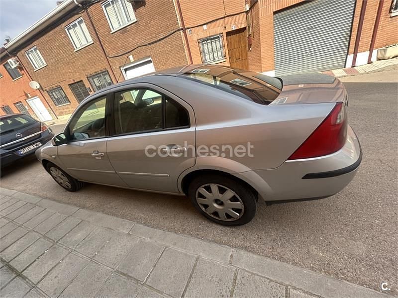 Usado Ford Mondeo Trend 130 CV (95 kW) 2003 Gris / plata Berlina
