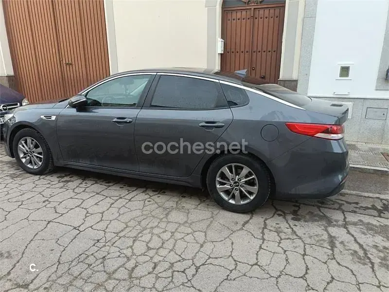 Usado Kia Optima 141 CV (103 kW) 2017 Gris / plata Berlina