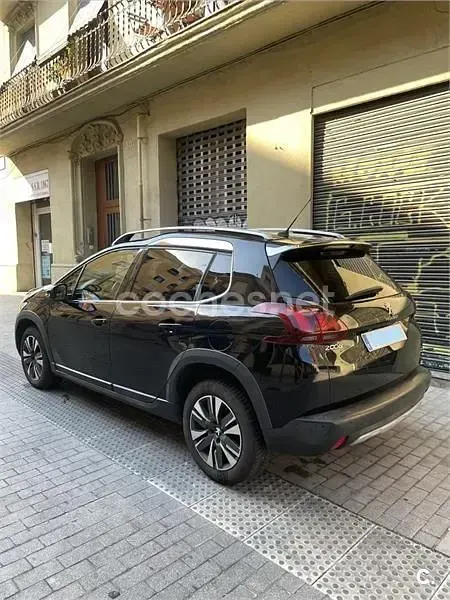 Usado Peugeot 2008 Allure 120 CV (88 kW) 2019 Negro SUV