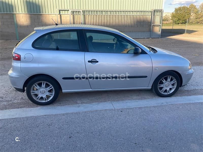 Usado Seat Ibiza Fresh 64 CV (47 kW) 2003 Gris / plata Utilitario