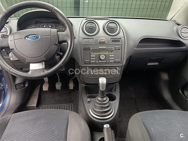 Usado Ford Fiesta Ghia 80 CV (58 kW) 2007 Azul Utilitario