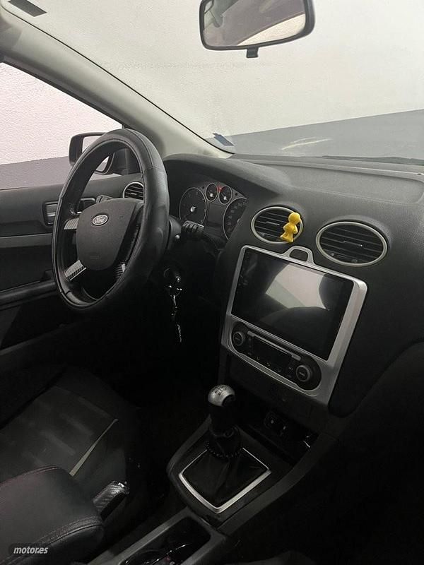 Usado Ford Focus 110 CV (80 kW) 2008 Rojo Familiar