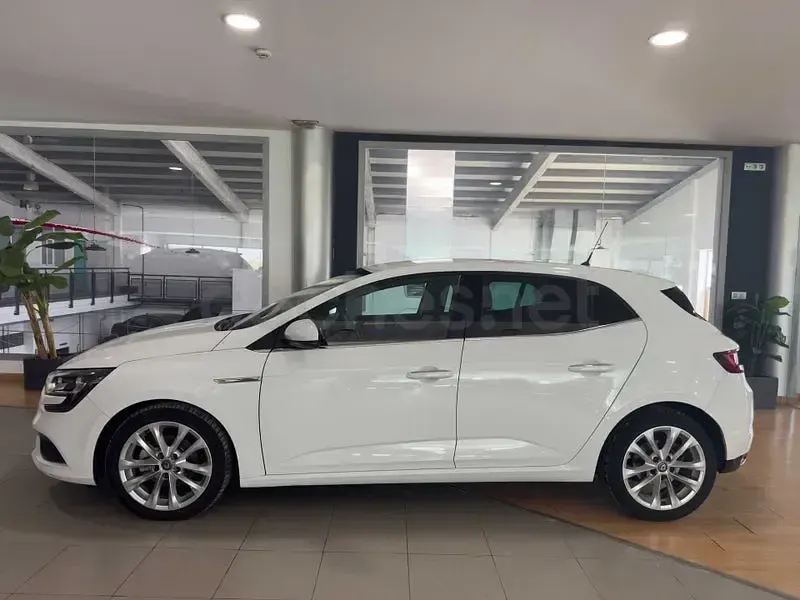 Usado Renault Mégane IV Zen 130 CV (95 kW) 2018 Blanco Berlina