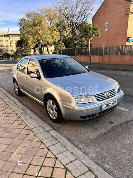 Usado VW Bora Highline 115 CV (84 kW) 2001 Gris / plata Berlina