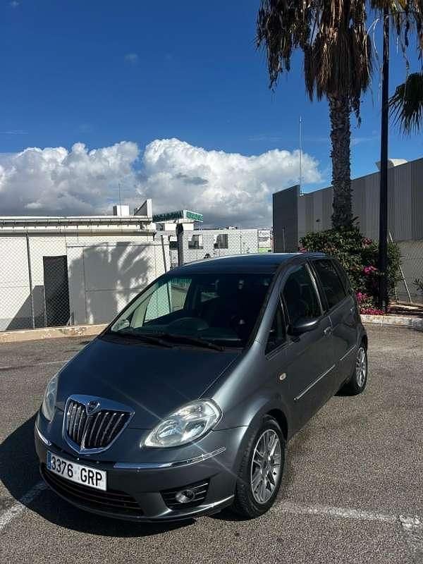 Usado Lancia Musa 90 CV (66 kW) 2009 Gris Monovolumen