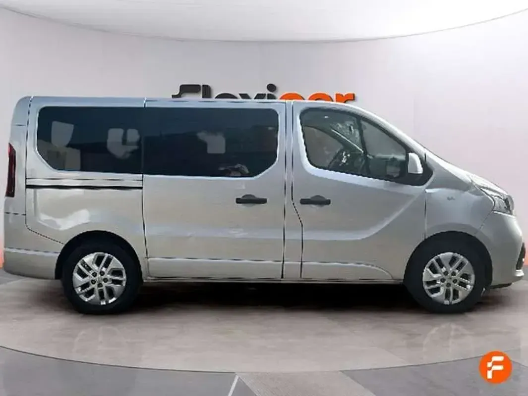 Usado Renault Trafic 120 CV (88 kW) 2018 Gris Monovolumen