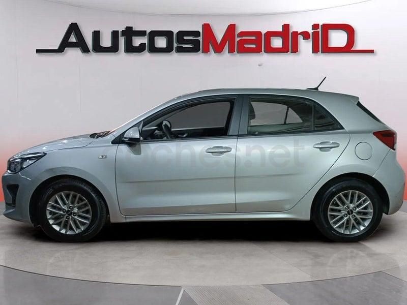 Usado Kia Rio 84 CV (61 kW) 2022 Gris / plata Berlina