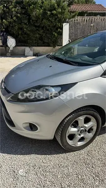 Usado Ford Fiesta Trend 82 CV (60 kW) 2010 Gris / plata Berlina