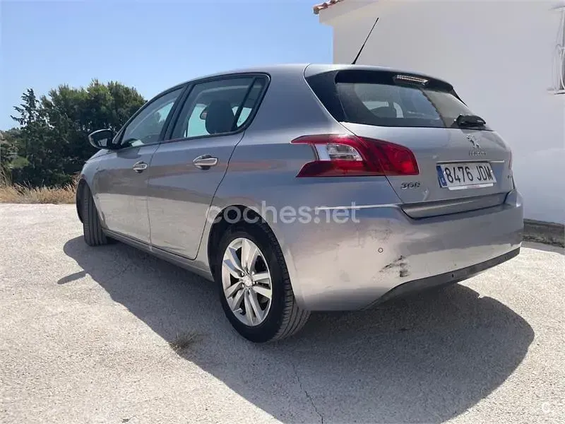 Usado Peugeot 308 Active 120 CV (88 kW) 2015 Gris / plata Berlina