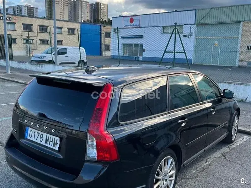 Usado Volvo V50 Momentum 109 CV (80 kW) 2010 Negro Familiar