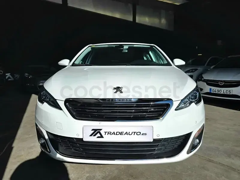 Usado Peugeot 308 Allure 120 CV (88 kW) 2016 Blanco Berlina