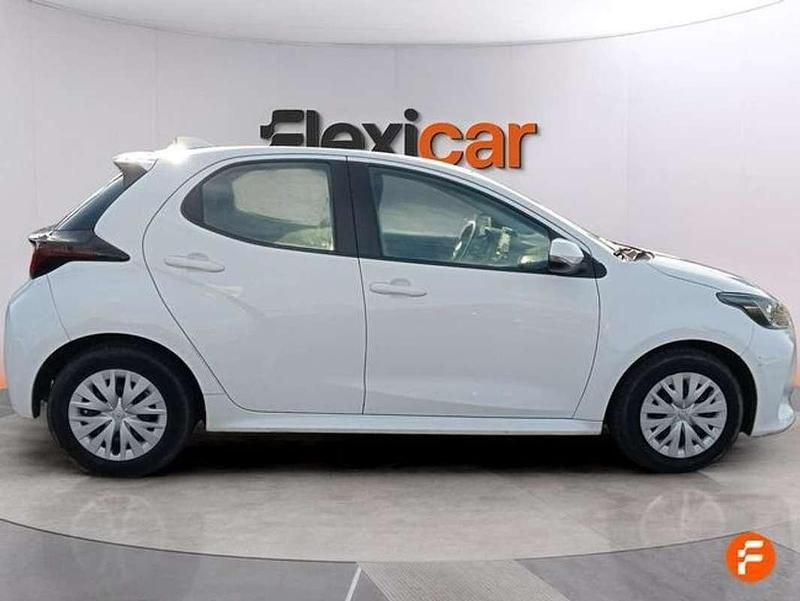 Usado Toyota Yaris Hybrid Active 116 CV (85 kW) 2021 Blanco Utilitario