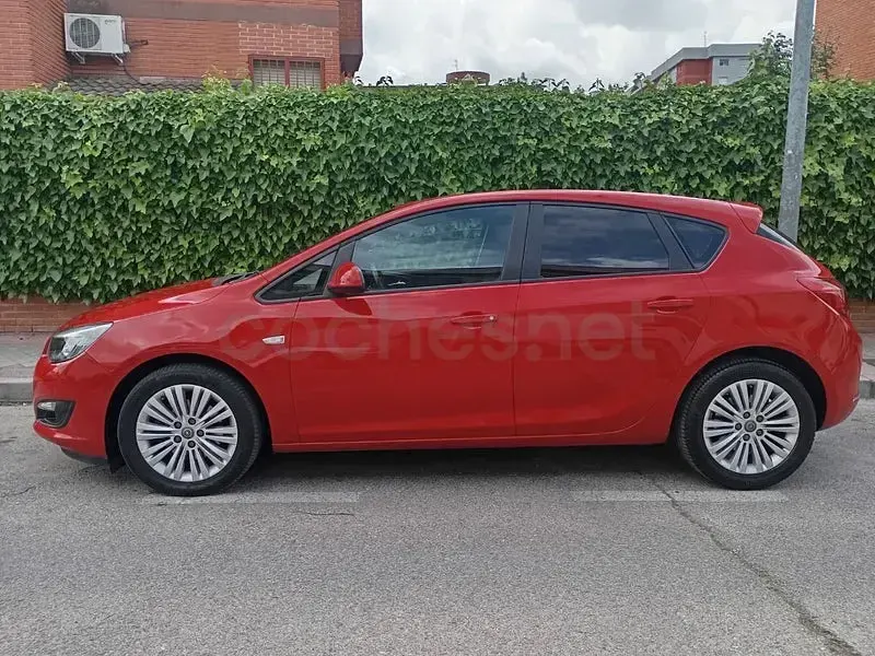 Usado Opel Astra Dynamic 110 CV (80 kW) 2015 Rojo Berlina