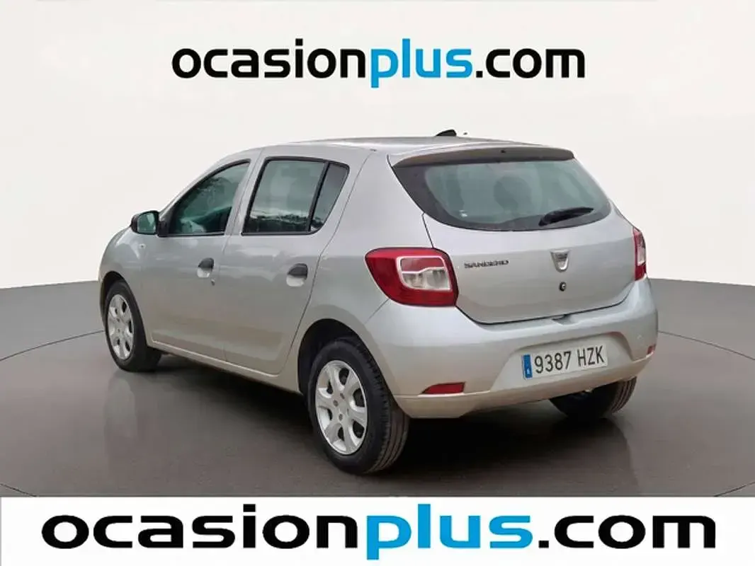 Usado Dacia Sandero Ambiance 75 CV (55 kW) 2014 Plateado Utilitario