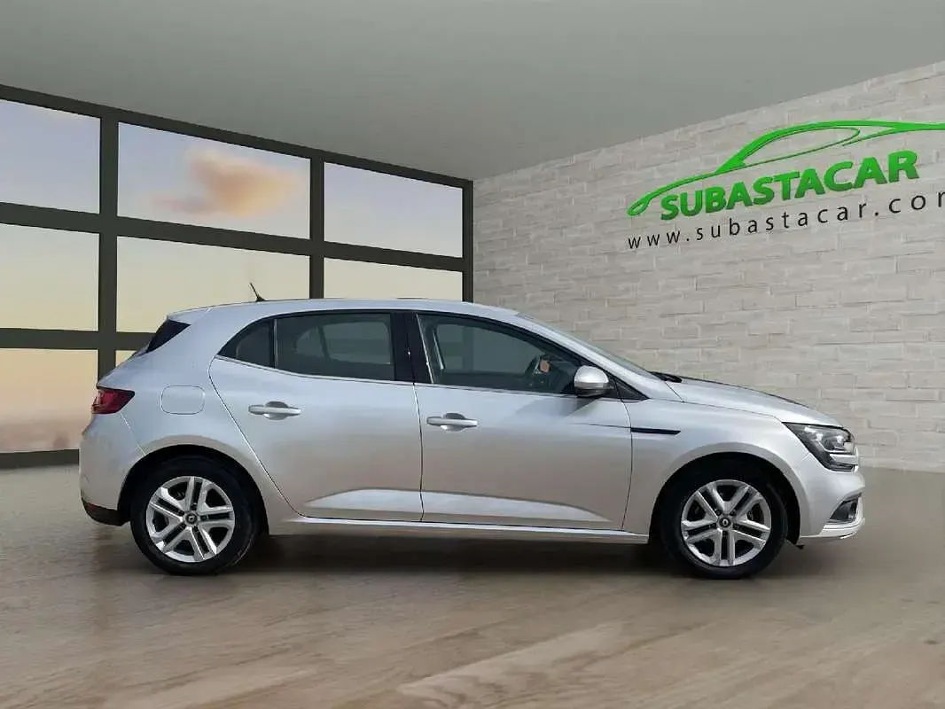 Usado Renault Mégane Business 116 CV (85 kW) 2019 Plateado Berlina