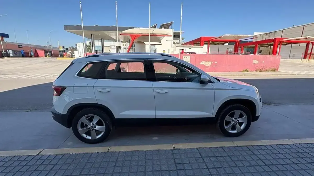 Usado Skoda Karoq Ambition 150 CV (110 kW) 2021 Blanco SUV