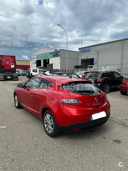 Usado Renault Mégane IV LIMITED 115 CV (84 kW) 2016 Rojo Coupe