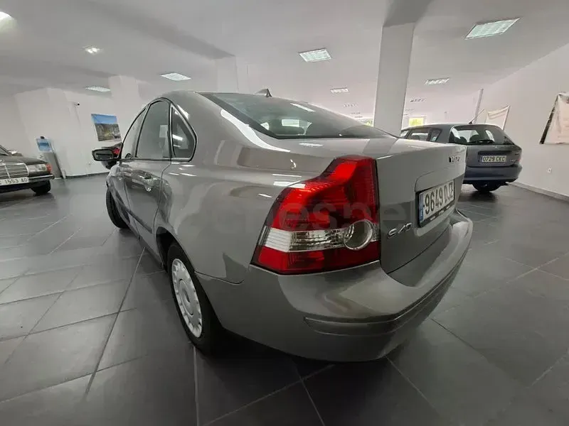 Usado Volvo S40 Momentum 110 CV (80 kW) 2005 Gris / plata Berlina