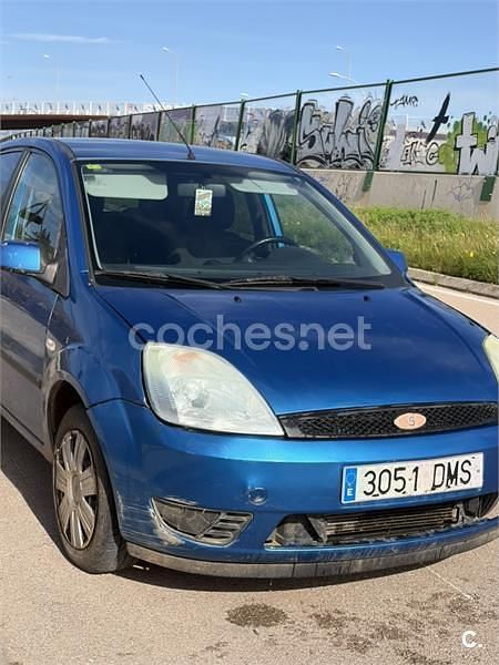 Usado Ford Fiesta Trend 80 CV (58 kW) 2005 Azul Utilitario
