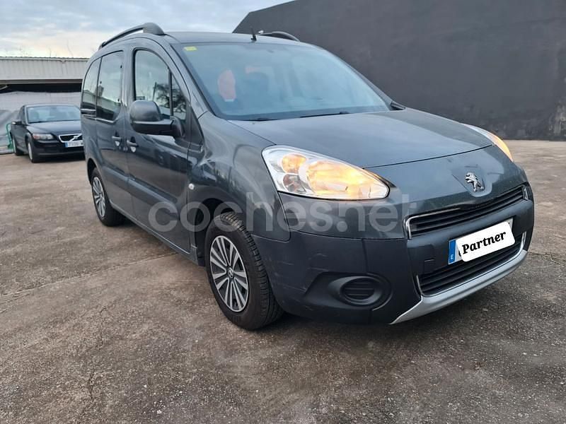 Usado Peugeot Partner Tepee Active 92 CV (67 kW) 2015 Gris / plata Monovolumen
