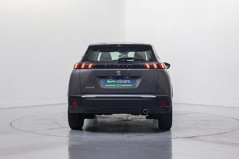 Usado Peugeot 2008 Active 110 CV (80 kW) 2022 Gris / plata SUV