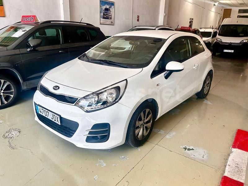 Blanco Usado 2015 Kia Rio Berlina | 7900 € (Buen precio) - Imagen 1/4