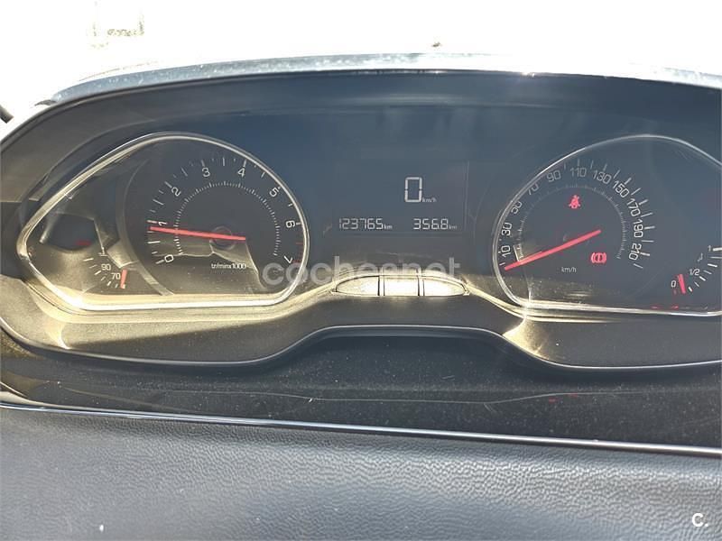 Usado Peugeot 208 Active 82 CV (60 kW) 2012 Negro Utilitario