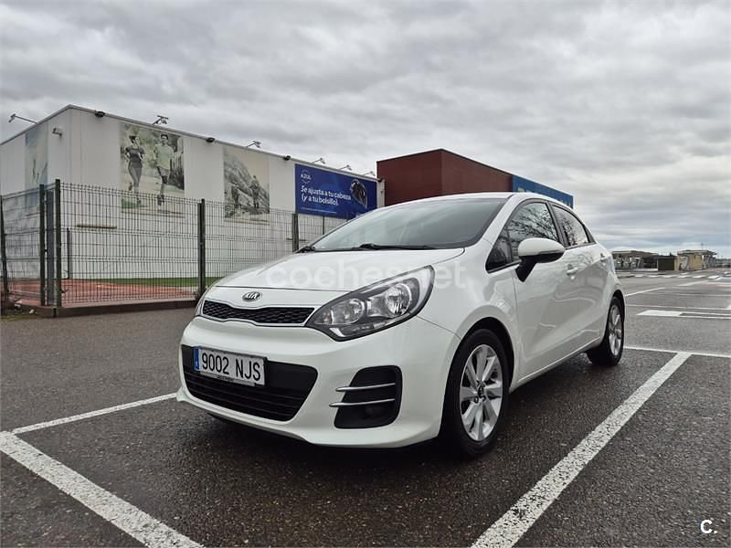 Usado Kia Rio 84 CV (61 kW) 2015 Blanco Berlina