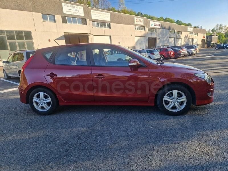 Usado Hyundai i30 100 CV (73 kW) 2012 Granate Berlina